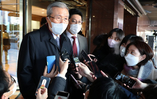 취재진 질문에 답하는 김종인 총괄선대위원장. 연합뉴스